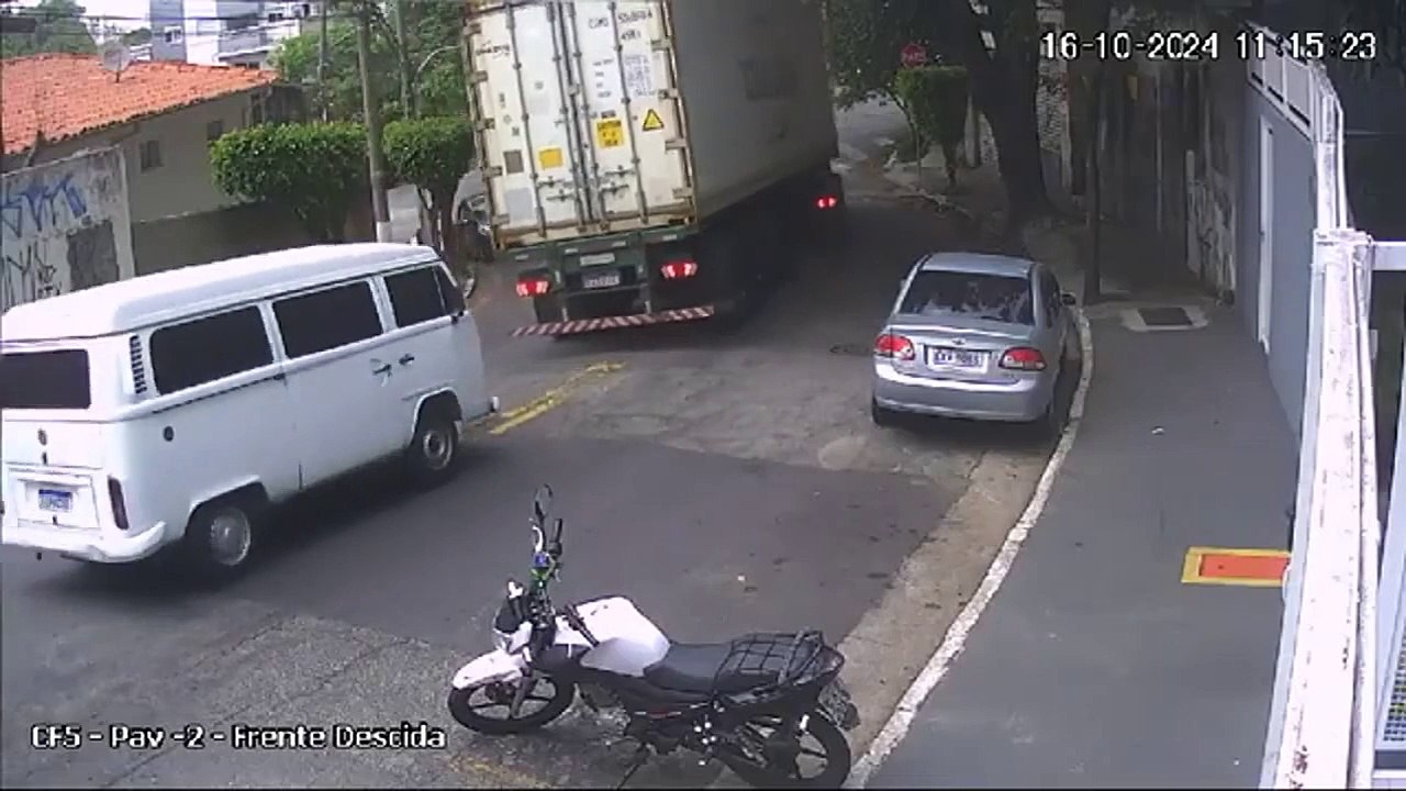 Ce camion négocie très mal son virage