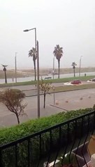 Los coches circulan por el paseo marítimo de Gavà (Barcelona) lleno de agua