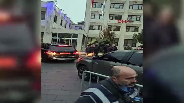 Batman kayyımı belediyeye zırhlı araçla geldi