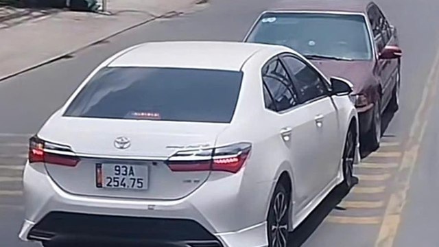 Phạt tiền, tước bằng lái 2 tháng với tài xế đi sai làn còn đối đầu với xe khác theo kiểu thách thức