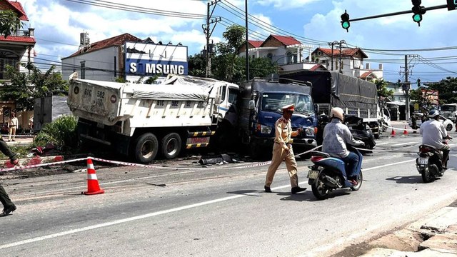 Xe ben tông thẳng vào hàng xe đang chờ đèn đỏ, nhiều ô tô và xe máy nát vụn, 1 người tử vong