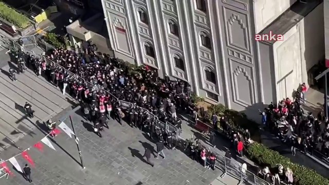 CHP İstanbul İl Başkanı Özgür Çelik'in de aralarında bulunduğu meclis üyeleri Esenyurt Belediyesi önünde