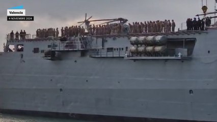 Un buque de la Armada llega con ayuda a Valencia