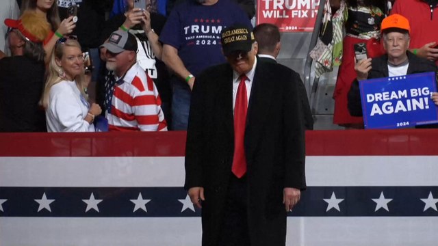 Etats-Unis : Trump appelle à un raz-de-marée républicain dans les urnes, Harris en campagne dans une église du Michigan