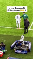 Quand Mbappé se prend un énorme vent en entrant sur le terrain