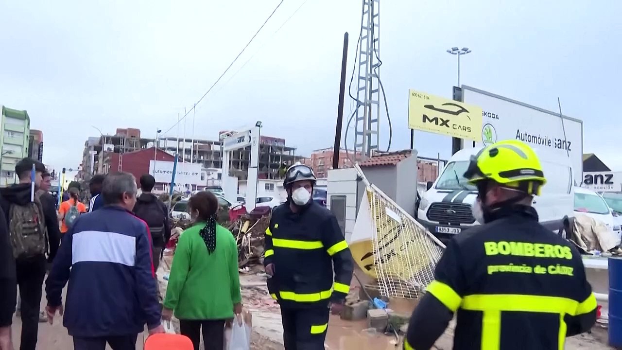 استئناف عمليات الانقاذ ورفع الأنقاض إثر الفيضانات المدمرة في اسبانيا