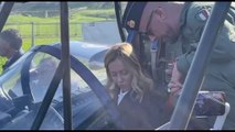4 novembre, Giorgia Meloni sale su un aereo delle Frecce Tricolori