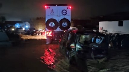 Los trabajos del camión del Naturhouse Raid Team por la noche en Valencia