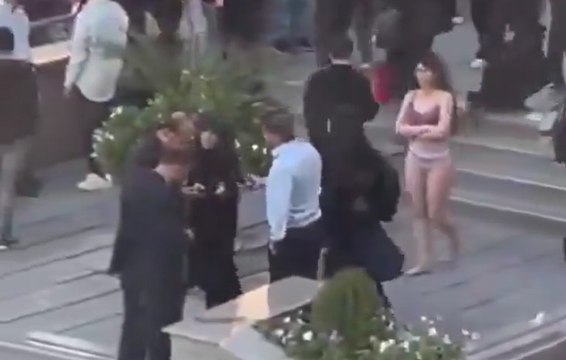 Studentessa iraniana senza hijab si spoglia in protesta all?Universit? di Teheran: arresto violento