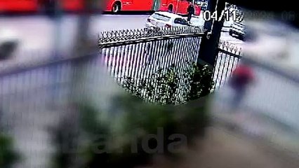 Idoso tem ferimentos graves ao ser atropelado por ligeirão na canaleta