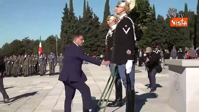La Russa si inginocchia al Sacrario militare Redipuglia in occasione del Giorno dell?Unit? Nazionale