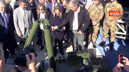 Meloni gioca con un drone al Villaggio Difesa: "Bellissimo, me lo regala?"