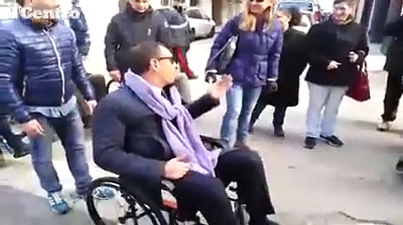 Pescara, i politici provano le carrozzine e il sindaco rischia di cadere