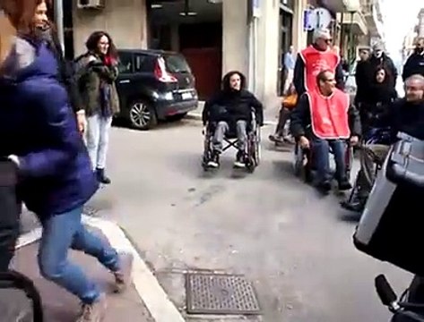 Barriere architettoniche a Pescara, i politici provano le carrozzine