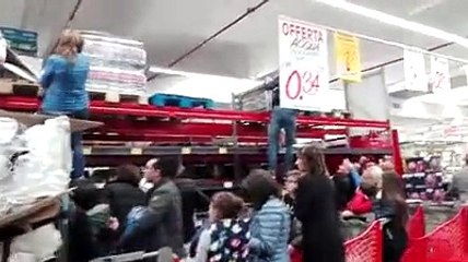 Teramo, assalto al centro commerciale dopo il divieto di uso dell'acqua