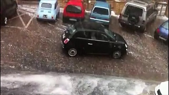 Loreto Aprutino, grandine e pioggia a volont? nel centro storico