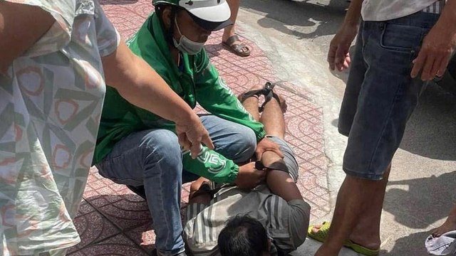 Nhân viên siêu thị trong vai tài xế xe công nghệ khống chế tên cướp trong nháy mắt