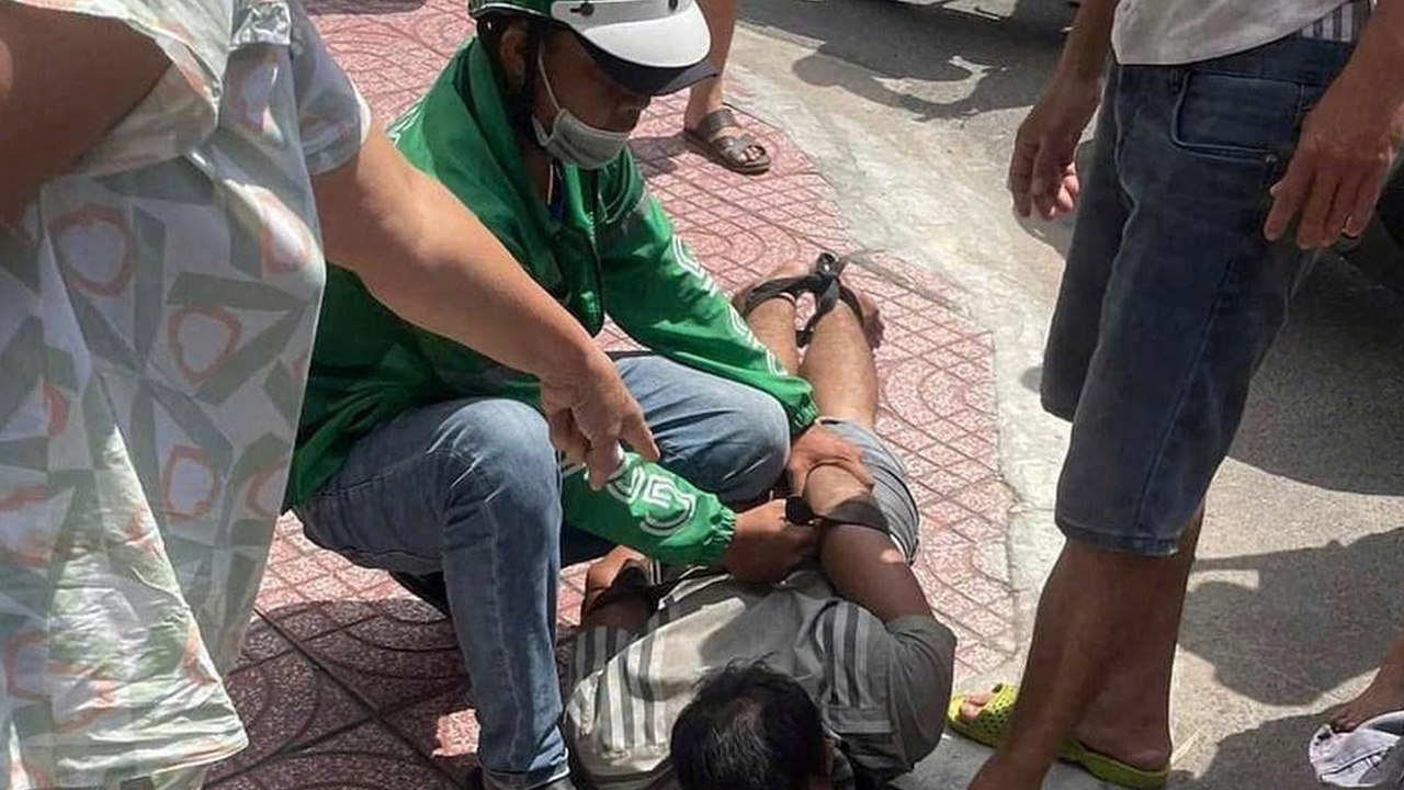 Nhân viên siêu thị trong vai tài xế xe công nghệ khống chế tên cướp "trong nháy mắt"