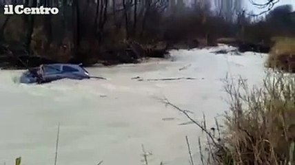 Attraversa con l'auto il fiume in piena e rischia di annegare