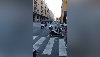 Centinaia di scooter e motorini a tutto gas: il corteo illegale per le vie di Bolzano