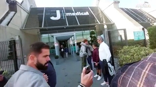 Atp Finals, Sinner firma autografi dopo la visita medica