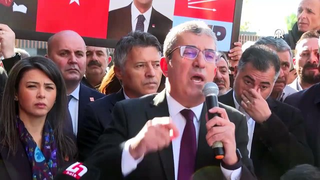 CHP Grup Başkanvekili Günaydın, Esenyurt Belediyesi önünde konuştu