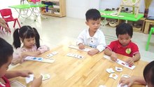 Trẻ trường mầm non Tiền Yên B chưi với giáo cụ Montessori Vòng đời sinh trưởng