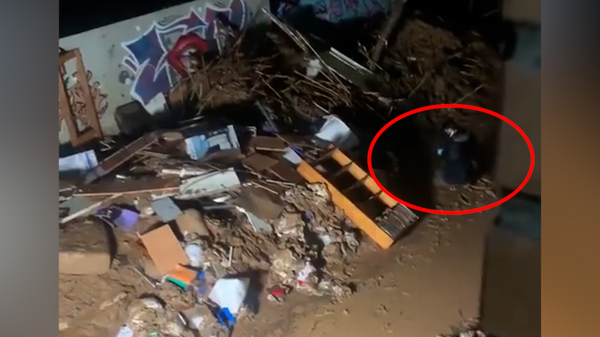 Lluvia de críticas a Iker Jiménez tras haber sido pillado uno de sus reporteros falseando en directo la realidad de la DANA