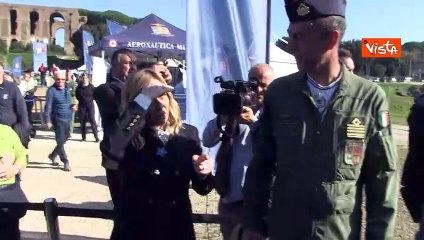 Meloni sale su un aereo delle Frecce Tricolori durante la visita al Villaggio Difesa