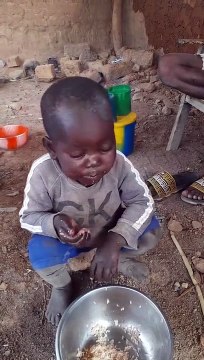 little child eating rice ,What kind of thing is This innocent child is falling asleep while eating rice Even sleep is divorced from death. In this the child looks so innocent, so beautiful, he is eating and sleeping togeth? It comes to a person anywhere.
