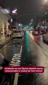 Acidente na rua Tijucas detona carros estacionados e motos da vitrine da Toni Center
