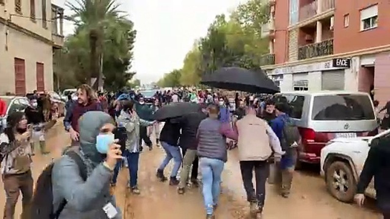 Tensión, insultos e indignación durante la visita de los reyes al epicentro de la tragedia