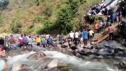 인도 히말라야 지나던 버스 추락..."36명 사망" / YTN