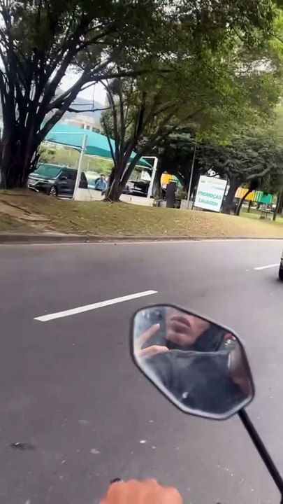 Anitta anda de mototáxi no Rio de Janeiro