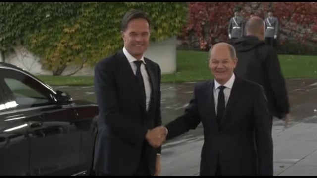 Nato, onori militari e strette di mano, Scholz riceve Rutte a Berlino