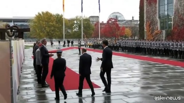 Nato, onori militari e strette di mano, Scholz riceve Rutte a Berlino