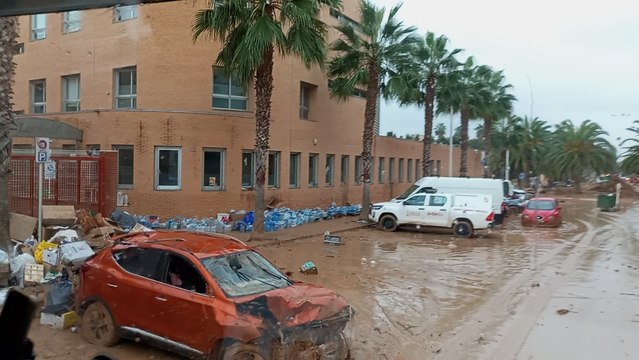Decenas y decenas de botellas de agua, este domingo, acumuladas sin custodia alguna, en una acera del Colegio Larrodé de Catarroja.