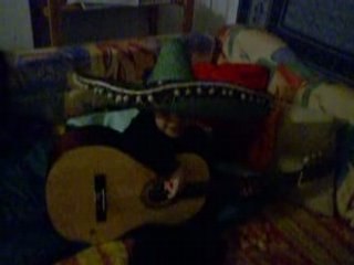 Léa veut jouer de la guitare