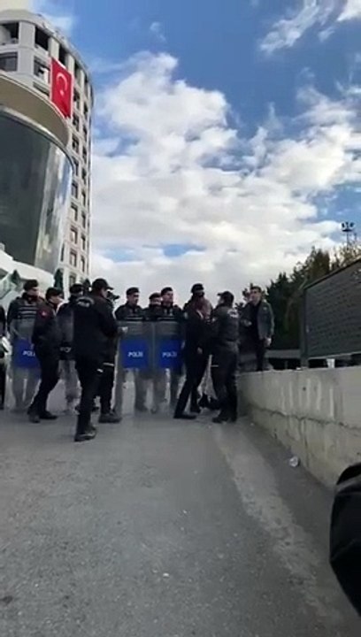 CHP'li Günaydın'a polis müdahalesi: Polis çembere alıp ittirdi