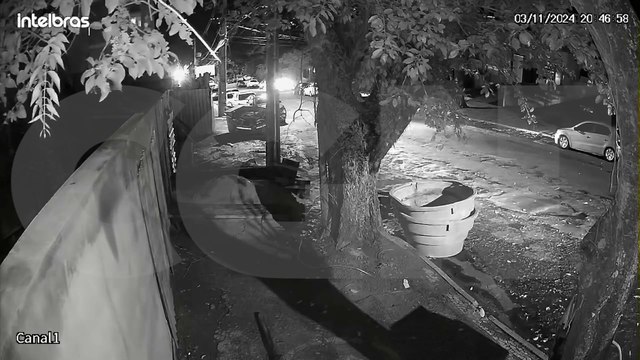 Internauta procura por motorista de Jetta que colidiu contra carro estacionado