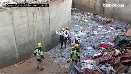 Los bomberos se abren paso en la entrada del muelle de carga del oulet de Bonaire