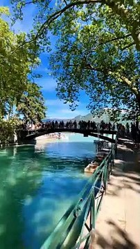 Une des meilleures villes de France Annecy Tous nos bons plans à retrouver en bio ! ❤️‍ Abonne-toi au Petit Mauda pour plus d'inspiration ! ©️ Crédit : @mivoyage #petitmauda #guide #pepite #anepasmanquer #france #paysagemagnifique