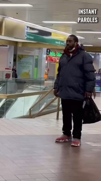 Cet homme sans-abri aide un passant en difficulté puis reçoit une récompense inattendue