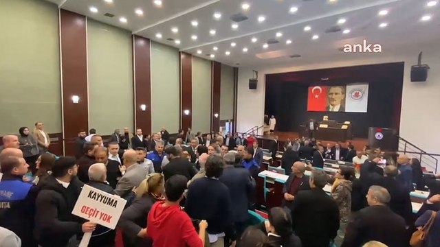 Belediye meclisinde 'kayyum' kavgası: Ortalık savaş alanına döndü, iki üye hastaneye kaldırıldı
