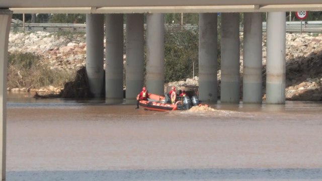 Buzos de la Armada peinan la Albufera en busca de cuerpos