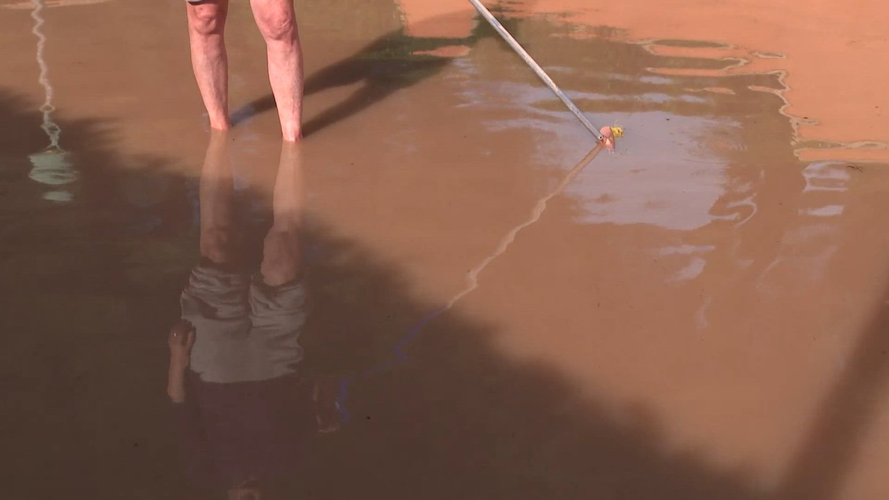 Vecinos limpian los efectos de la DANA en Tarragone