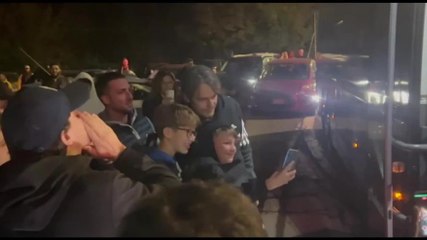 Tifosi e squadra bloccati in autostrada: parte la festa per Pippo Inzaghi!