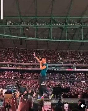 Chris Martin, líder de Coldplay, cae accidentalmente del escenario durante un concierto en Australia.
