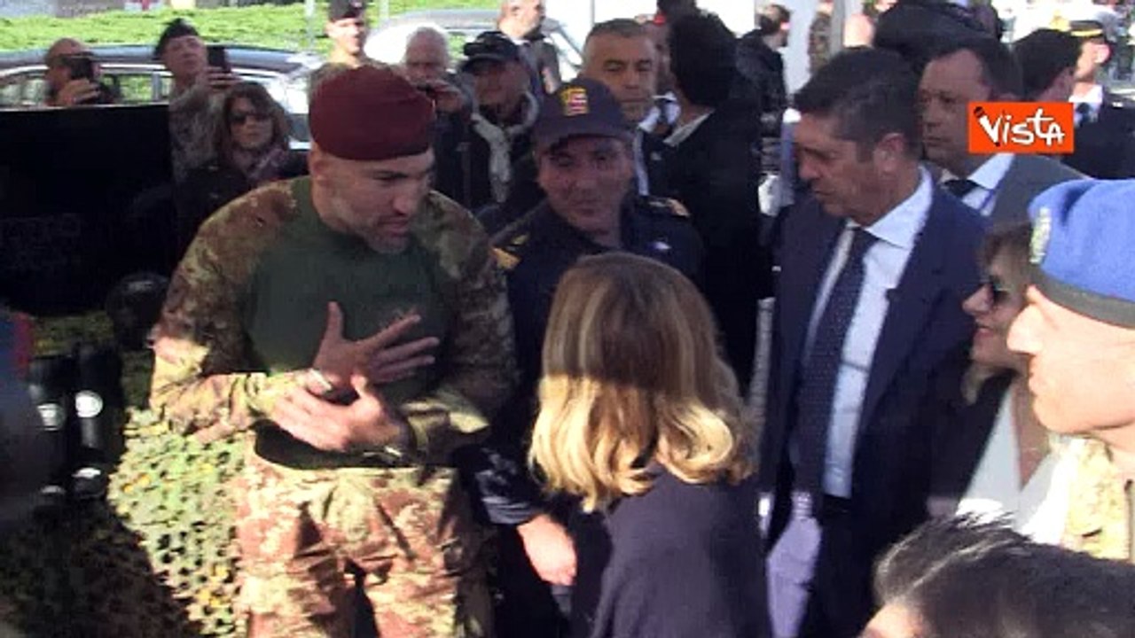 Giorgia Meloni scoppia a ridere al match di Mma, soldatessa mette k.o un soldato con un colpo basso
