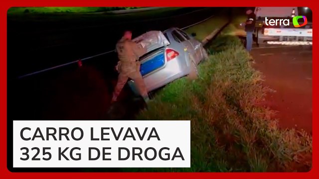 Suspeito tenta saltar de carro durante fuga, mas fica preso após cair em canteiro